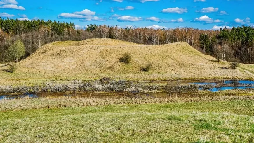 Milczące strażnice Galindii. Tajemnica grodziska w Jeziorku na Mazurach