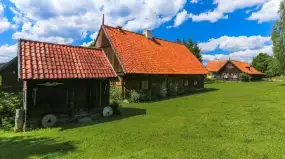 To miejsce na Mazurach to swoisty „wehikuł czasu”. Zanurzysz się w historii regionu