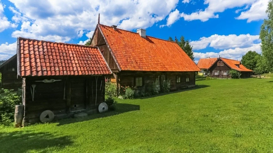 To miejsce na Mazurach to swoisty „wehikuł czasu”. Zanurzysz się w historii regionu