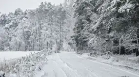 Atak zimy na Mazurach. Śnieżny paraliż w przeddzień Sylwestra. Rekordowe opady i chaos komunikacyjny