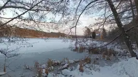 Zimowe wyzwanie na Mazurach. 25-kilometrowy marsz wokół jeziora Juksty