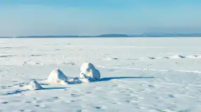 Policja przestrzega przed jazdą samochodami po zamarzniętych jeziorach na Mazurach