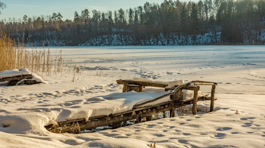 Chwile grozy na jeziorze Białoławki na Mazurach. Lód załamał się pod wędkarzem