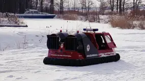 Mazurscy ratownicy wodni odcinają się od jazd samochodami po zamarzniętych Śniardwach