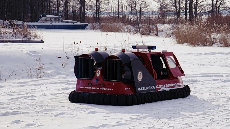 Mazurscy ratownicy wodni odcinają się od jazd samochodami po zamarzniętych Śniardwach