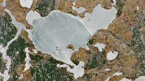 Mazurskie jeziora w fazie „pękania”. Ratownicy ostrzegają: lód traci wytrzymałość w oczach 