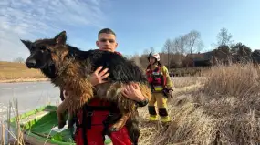 Lód na mazurskich jeziorach coraz cieńszy. Dramatyczna akcja w Zełwągach to kolejne ostrzeżenie