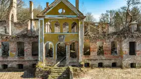 Ruiny pałacu w Mieduniszkach Wielkich – historia upadku mazurskiej rezydencji