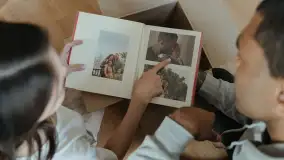 Fotoksiążka na rocznicę, urodziny i święta – kiedy sprawdzi się najlepiej?