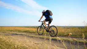 Wycieczka po zróżnicowanej nawierzchni: dlaczego warto wybrać rower crossowy?