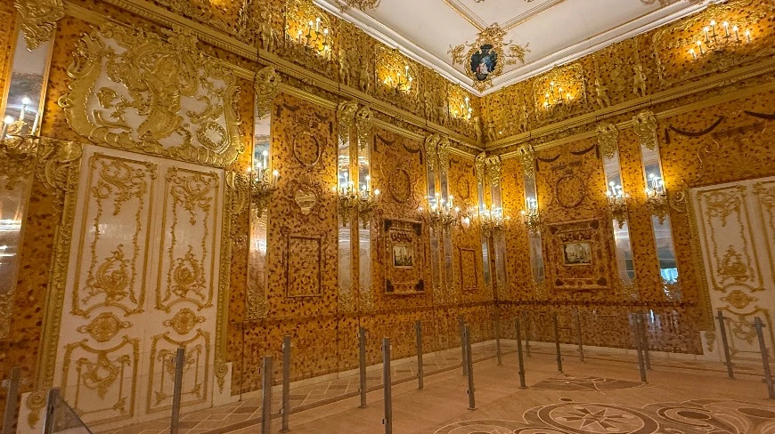 Bursztynowa Komnata na Mazurach. Replika zabytku jest już kompletna