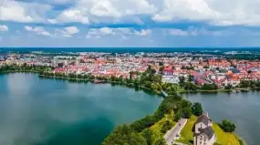 Ełk gotowy na majówkę. Patriotyzm, kolej wąskotorowa i wielkie świętowanie nad jeziorem 