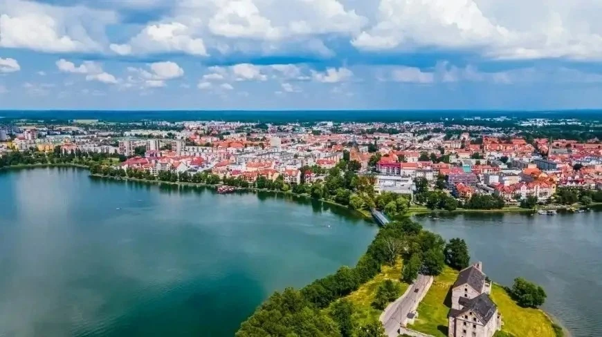 Ełk gotowy na majówkę. Patriotyzm, kolej wąskotorowa i wielkie świętowanie nad jeziorem 