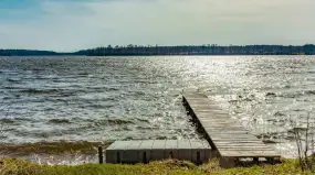 Własny pomost nad jeziorem? Wody Polskie informują, jak go wybudować 