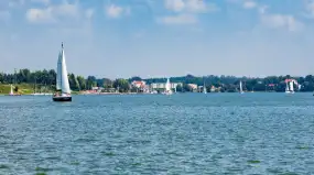 Zbudują łodzie z “byle czego” i ruszą na regaty w Rynie