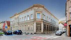 Budynki usługowe – kupić czy wynająć?