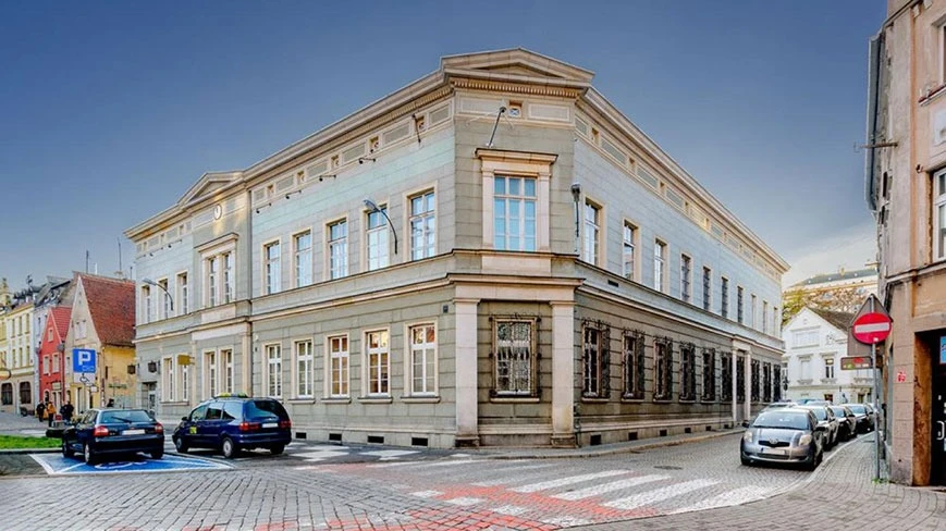 Budynki usługowe – kupić czy wynająć?