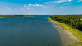 Władze Pisza i Wody Polskie walczą o przyszłość rzeki Pisy i jeziora Roś