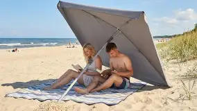Kocyk plażowy, parasol plażowy i ręcznik z mikrofibry – małe akcesoria, które robią dużą różnicę