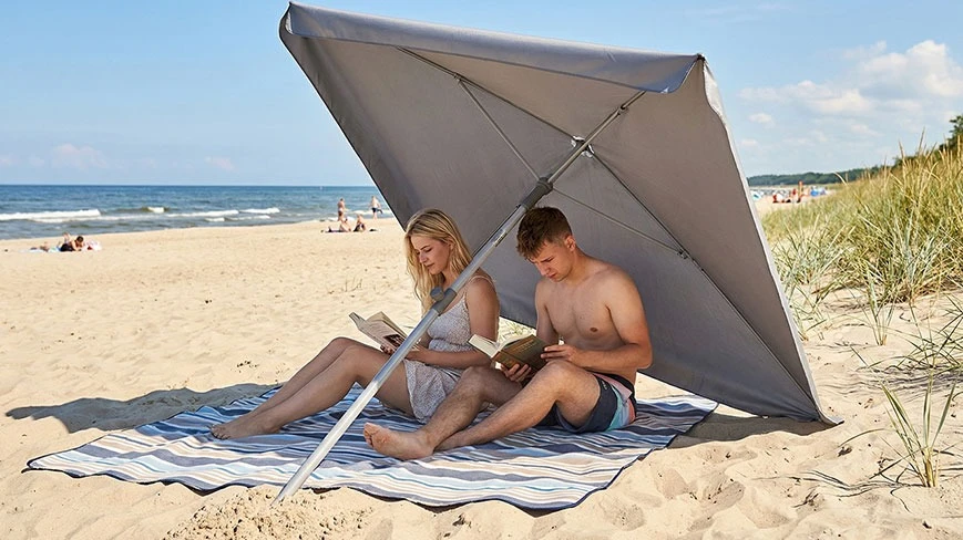 Kocyk plażowy, parasol plażowy i ręcznik z mikrofibry – małe akcesoria, które robią dużą różnicę