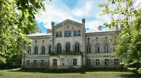 Odkryj zapomniane zabytki na Mazurach. Niszczejąca perła w Rodelach
