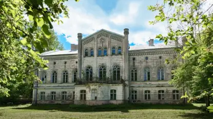 Odkryj zapomniane zabytki na Mazurach. Niszczejąca perła w Rodelach