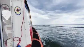 Akcja ratunkowa na Mazurach. Uszkodzony jacht holowany do portu