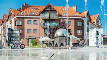 Fala upałów uderza w Mazury. Giżycko uruchamia „punkty wytchnienia” i kurtyny wodne