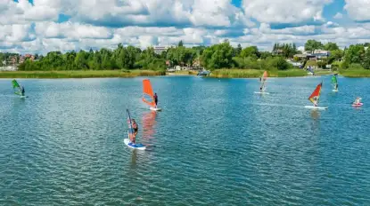 Mazurski wiatr w żaglach. Jak zacząć przygodę z windsurfingiem w Krainie Wielkich Jezior?