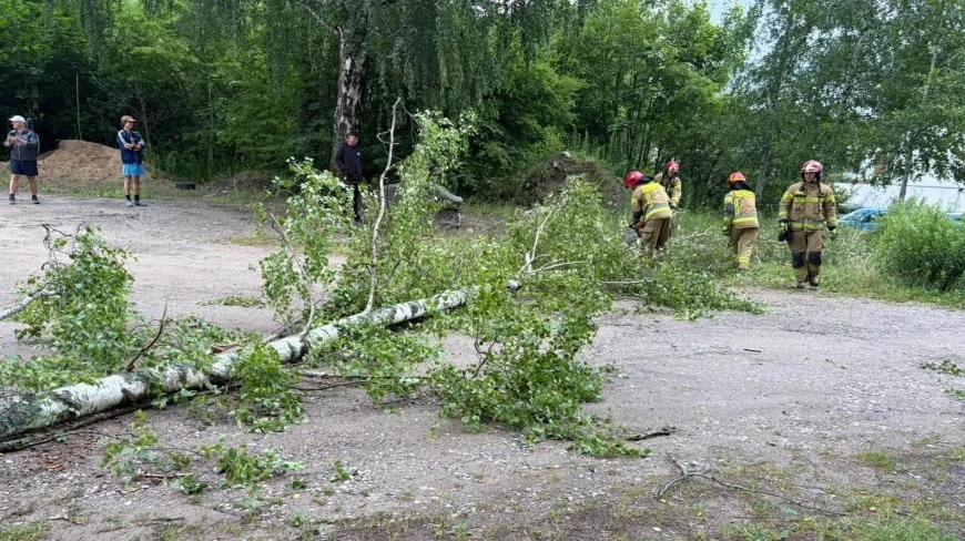Ponad 300 interwencji strażaków, ewakuacja obozów harcerskich i tysiące mieszkańców bez prądu w regionie