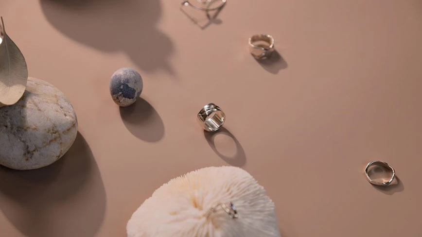 Biżuteria z krzyżykiem – symbolika i stylizacje