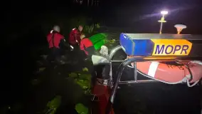 Nocna akcja ratunkowa na jeziorze Kisajno. Wywrócona łódź i mężczyzna w wodzie