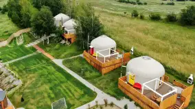 Jedyne takie jurty w Polsce – niezwykły glamping w mazurskiej puszczy