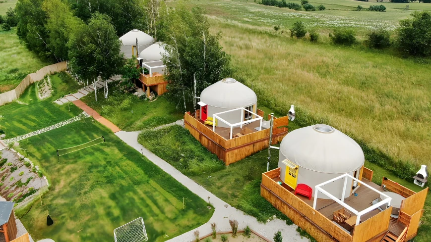 Jedyne takie jurty w Polsce – niezwykły glamping w mazurskiej puszczy