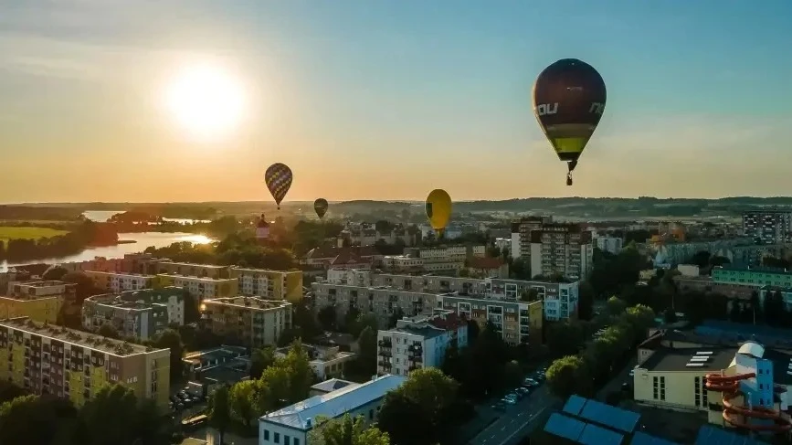 Zawody balonowe nad Ełkiem na Mazurach.