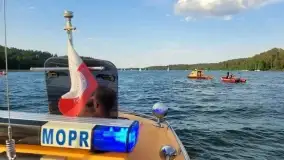 Niebezpieczny skok po telefon na szlaku żeglownym. Błyskawiczna akcja ratowników