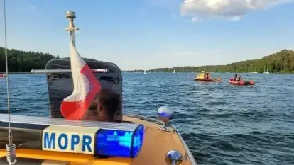 Niebezpieczny skok po telefon na szlaku żeglownym. Błyskawiczna akcja ratowników