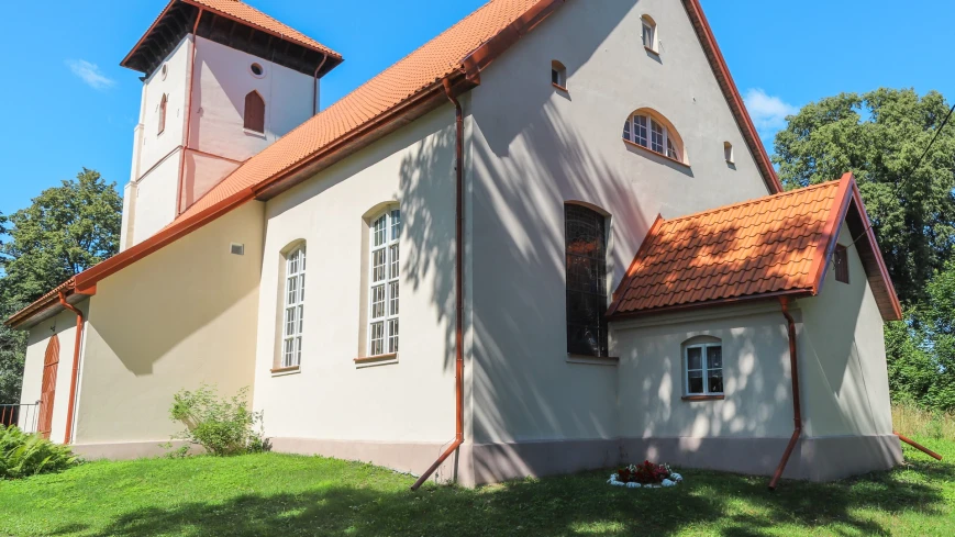 Zabytkowy kościół w Dąbrówce Nowej