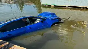 Samochód wpadł do wody w porcie Korektywa. W środku były dwie osoby