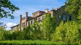 Przepiękny dwór na Mazurach niszczeje. Szansę na renowację przekreśliła tragedia