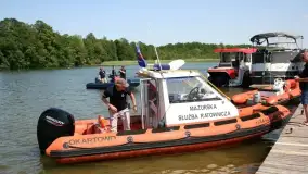 Nietypowa awaria houseboata na Mazurach. Łódź wpadła w sidła kłusowników