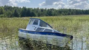 Porzucona czy...zakotwiczona? Wyjaśnienie sytuacji łodzi w okolicach Karwiku