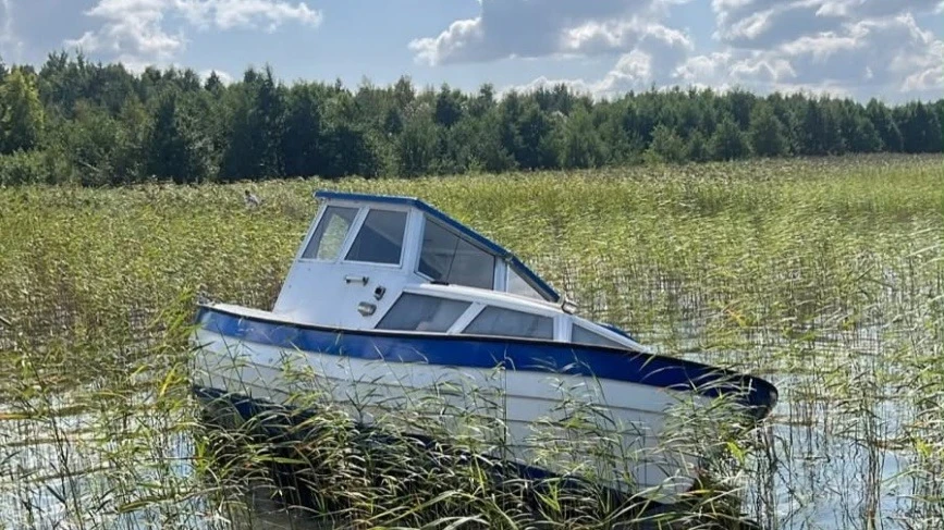 Porzucona czy...zakotwiczona? Wyjaśnienie sytuacji łodzi w okolicach Karwiku