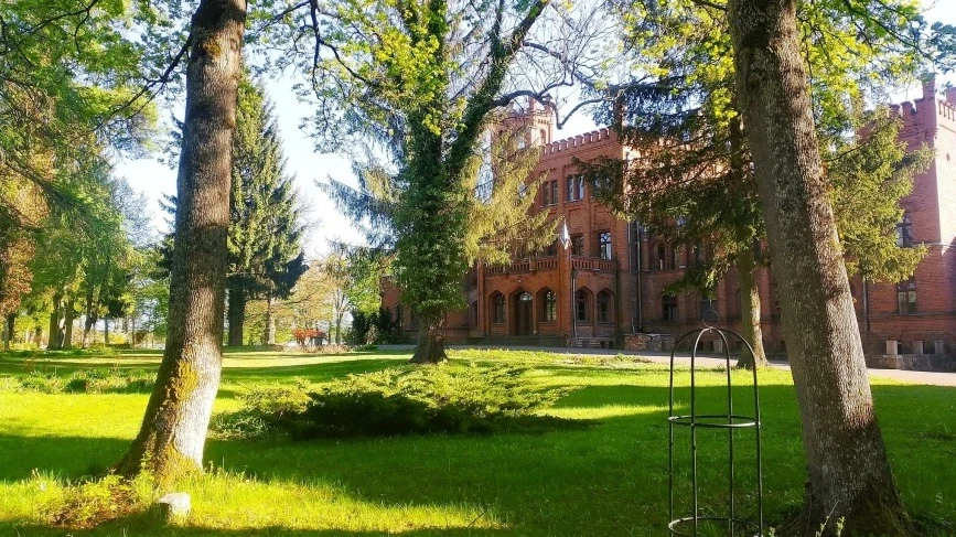 Zabytkowy pałac w Sorkwitach na Mazurach.