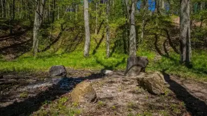 Pogańska historia i kamienna baszta. Odkryj tajemnicę Diablej Góry na Mazurach