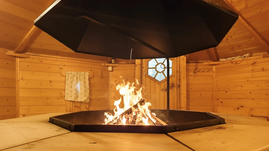 Ogromna sauna fińska – unikatowa na Mazurach – autentyczna drewniana sauna z centralnie usytuowanym paleniskiem - 