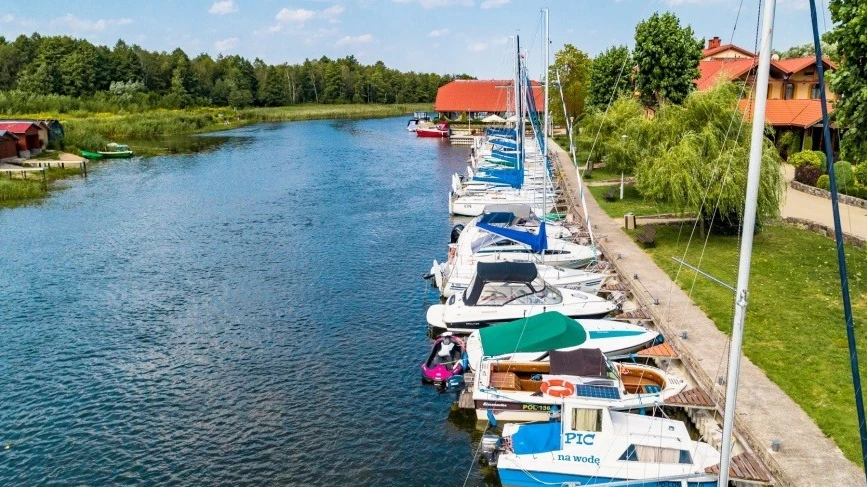 Rzeka Pisa na Mazurach została zamknięta dla żeglugi.