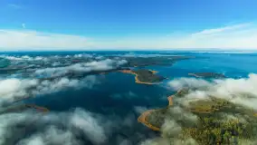 Dlaczego Mazury tak często toną we mgle? Jeziora tworzą idealne warunki