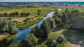 Mazury na sprzedaż? Dzisiaj w „Uwadze!” TVN głośny reportaż o planach zabudowy Doliny Krutyni