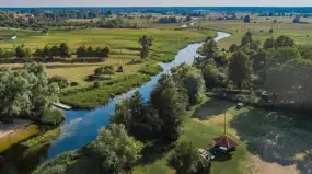 Widmo zabudowy nad Doliną Krutyni. Konflikt o miliony i unikalną przyrodę w gminie Ruciane-Nida